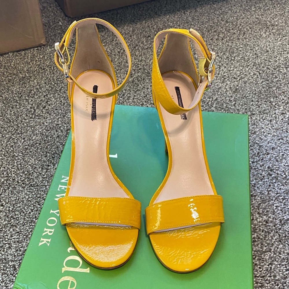Kate Spade Susane Crinkle Patent Marigold Bright Yellow Sandals Size 8 - Picture 3 of 10